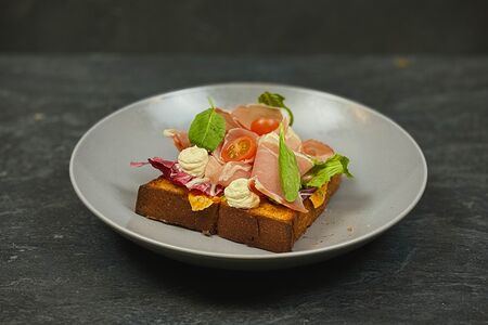 Сэндвич с пармской ветчиной