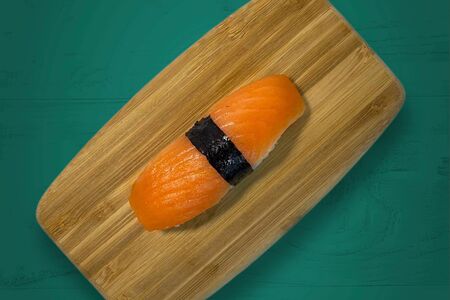 Суши с лососем