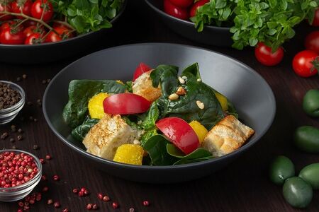 Салат со шпинатом и сыром сулугуни