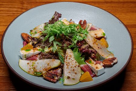 Салат с копченой уткой, грушей и камамбером