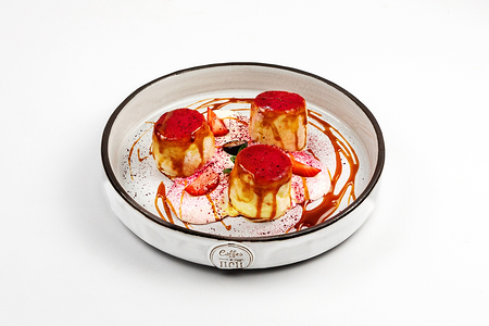 Сырники с карамелью, сливочным кремом и сезонными ягодами