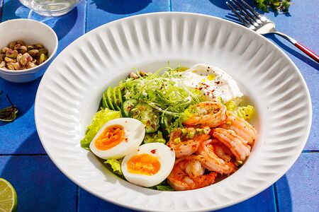 Зеленый завтрак с креветками и страчателлой