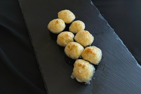 Мини-ролл с курицей под сырным соусом