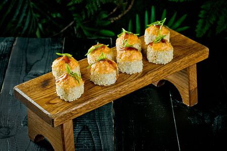 Запеченный ролл с лососем