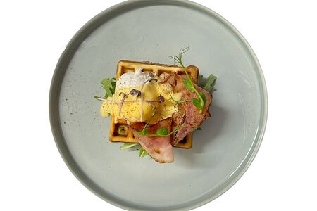 Вафли с беконом и пашот