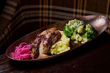 Язык гриль с пюре, брокколи и цитрусовым соусом