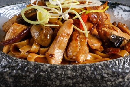Лапша с курицей и овощами