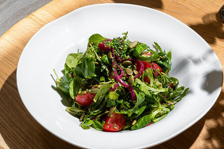 Салат с сезонными овощами