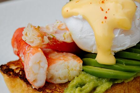 Бриошь с крабом и яйцом пашот