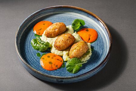 Рыбные котлеты с картофельно-шпинатным пюре и соусом рамиро