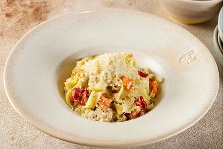 Феттуччине с лососем, шпинатом и пармезаном