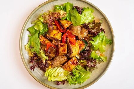 Теплый салат с говяжьей вырезкой