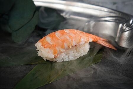 Суши креветка