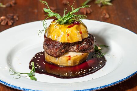 Стейк из говядины в вином соусе с яблоком