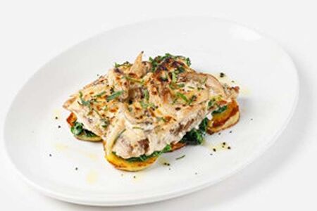 Филе карпа в сметанном соусе со шпинатом