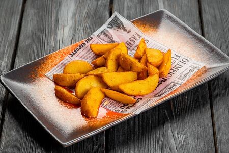 Картофельные дольки с чесноком и зеленью