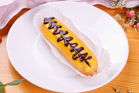 Эклер Ромовый