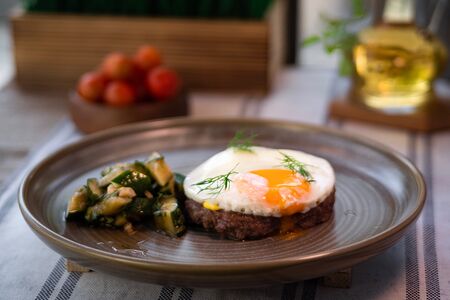 Бифштекс с яйцом