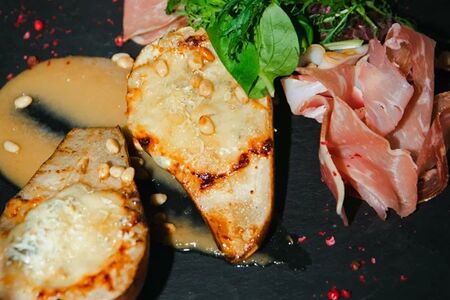 Груша запеченная с Прошутто и сыром Дор-Блю