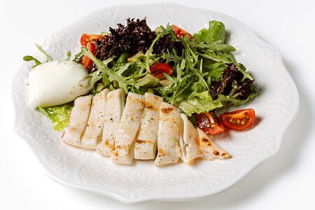 Салат с кальмаром и авокадо