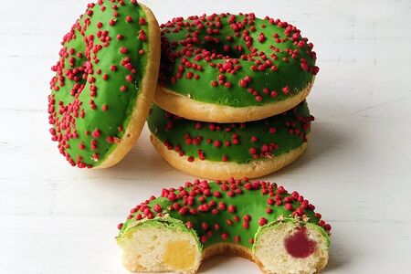 Донат с лимонной и малиновой начинкой