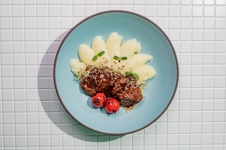 Томленые телячьи щечки демиглас