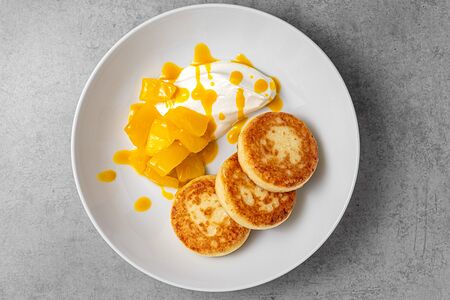 Сырники с манговой сметаной