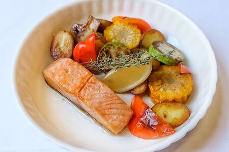 Стейк из лосося с овощами гриль