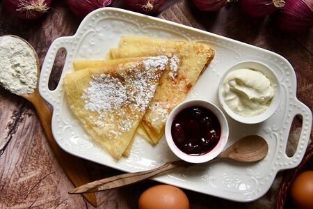 Блины со сметаной и вишневым вареньем