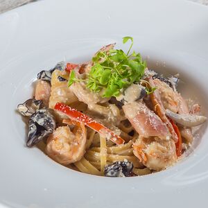 Паста с морепродуктами в соусе из моллюсков с древесными грибами