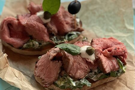 Брускетта с ростбифом