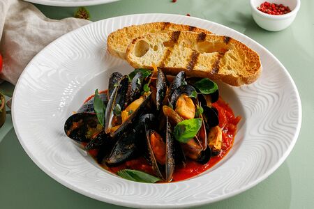 Мидии в томатном соусе