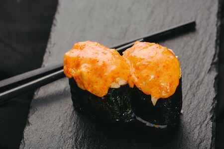 Запеченный гункан с лососем 