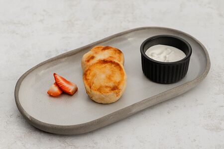 Сырники с сухофруктами и сметаной