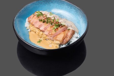 Утка с грибами и соусом из угря