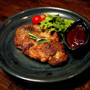 Пряный стейк из шеи с соусом BBQ