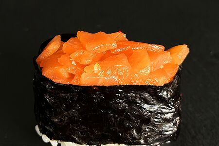 Гункан с лососем