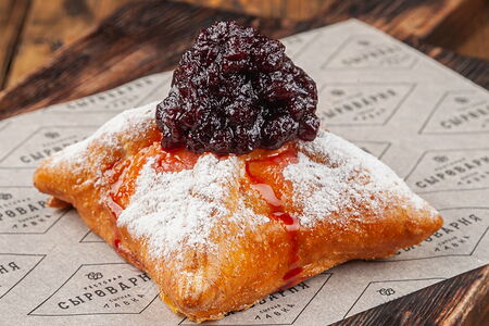 Ватрушка с творогом и брусникой