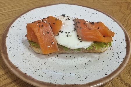 Брускетта с лососем и яйцом пашот