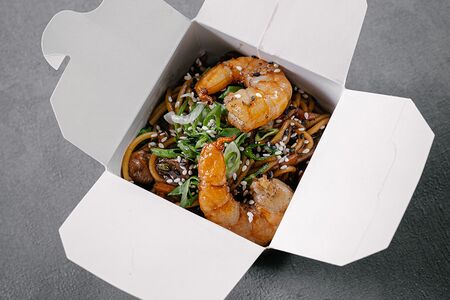 Вок с креветками