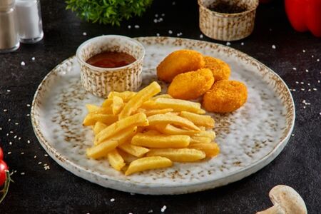 Куриные наггетсы с фри