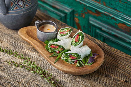 Рулет из сыра Сулугуни с овощами