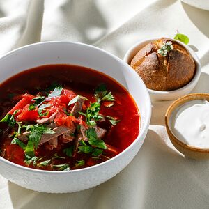 Домашний борщ со сметаной