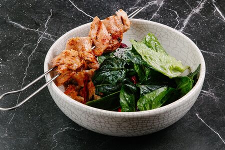 Цезарь с бедром фермерского цыпленка