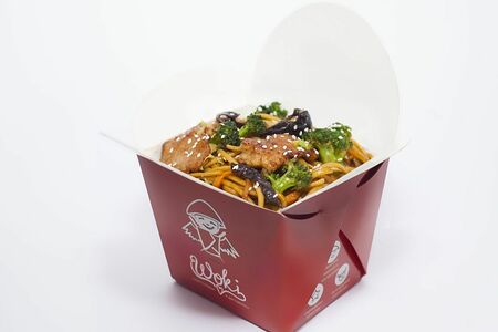 Яичная лапша со свининой и брокколи