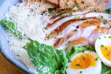 Салат с цыпленком и соусом трюфельный цезарь