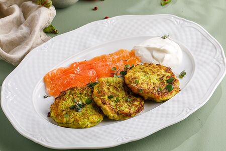 Оладьи из цукини с лососем
