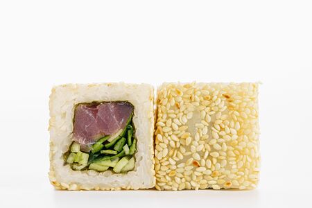 Калифорния в кунжуте с тунцом