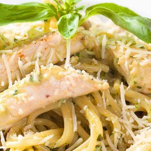 Паста песто с курицей