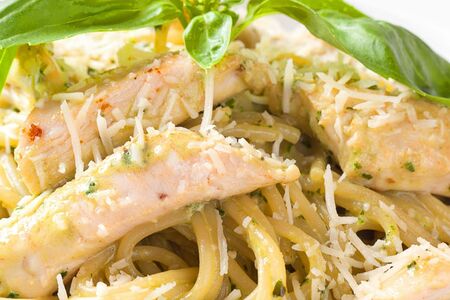 Паста песто с курицей